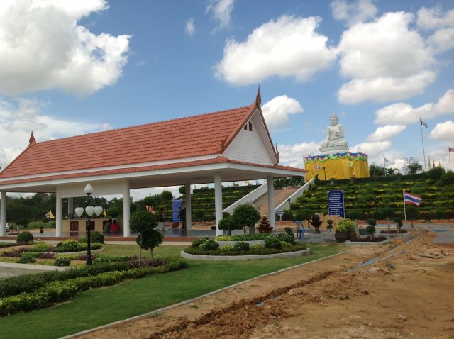 พระโลกธาตุหยกขาว