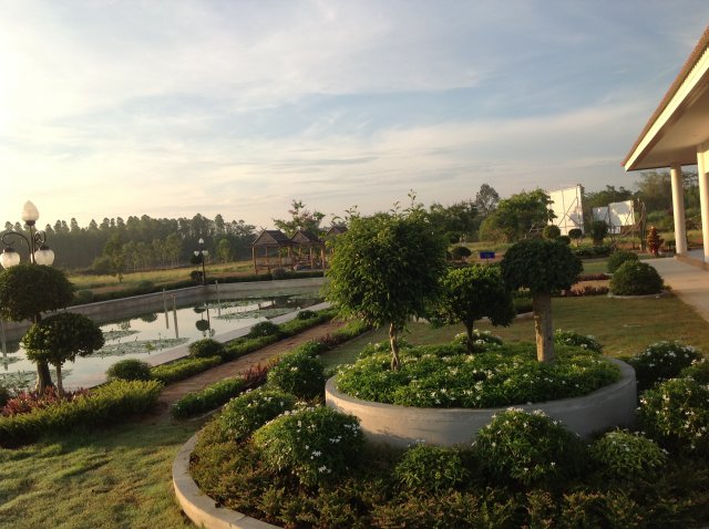 พระโลกธาตุหยกขาว