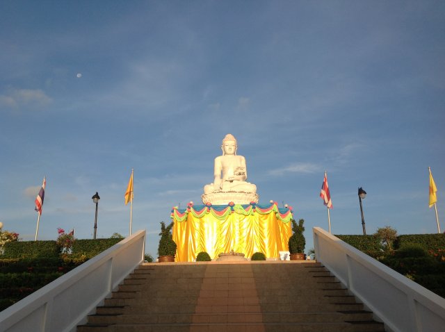 พระโลกธาตุหยกขาว